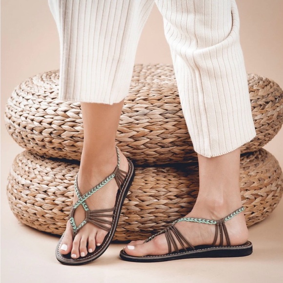 Seashell Chic Women's Sandals with Braided Straps - Picture 2 of 4